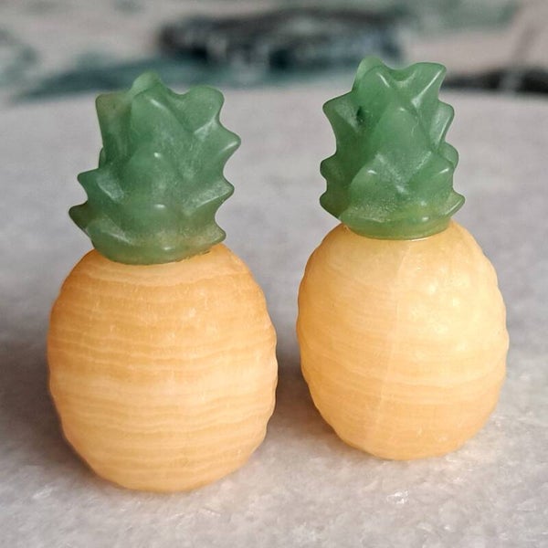 Calciet met aventurijn ananas carving