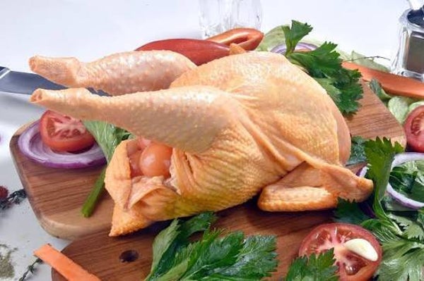 1 Gallina de Patio con huevos