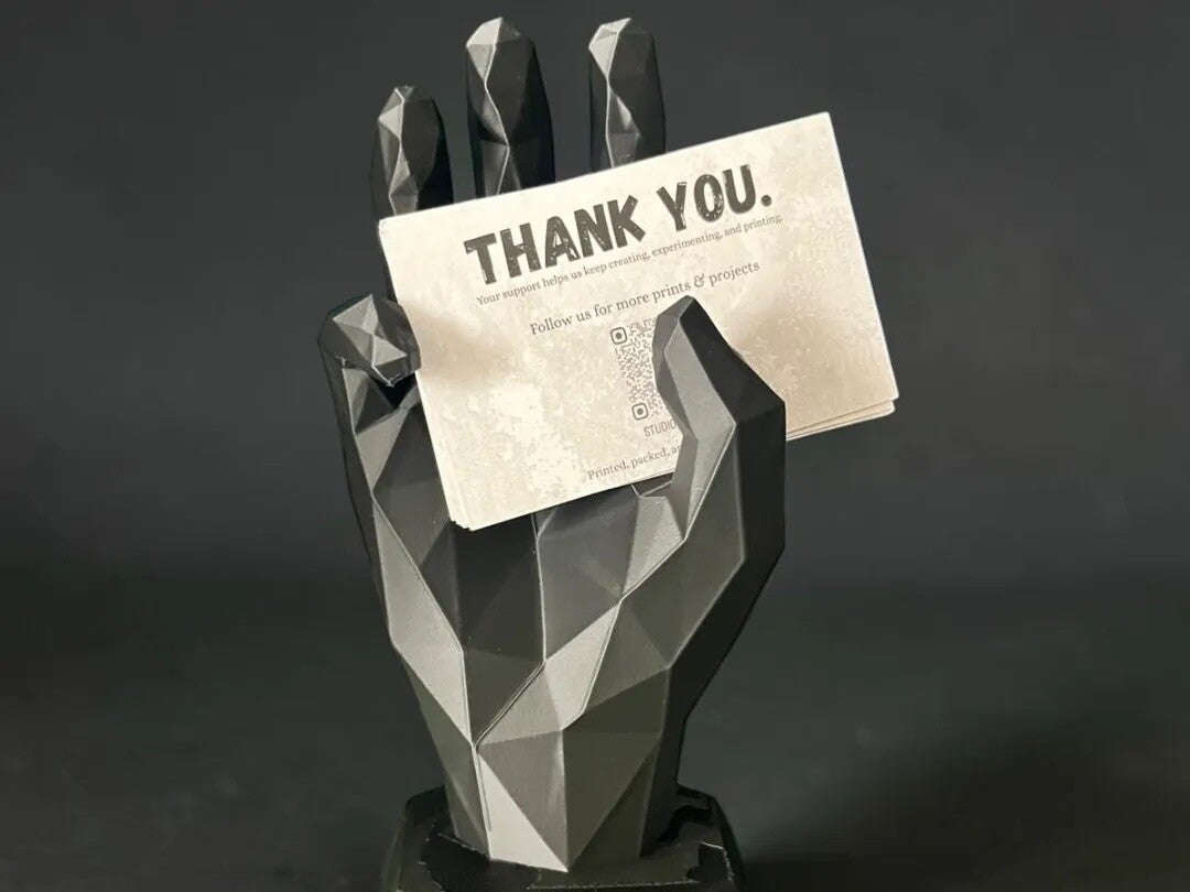 'low poly'-hand visitekaartjeshouder.