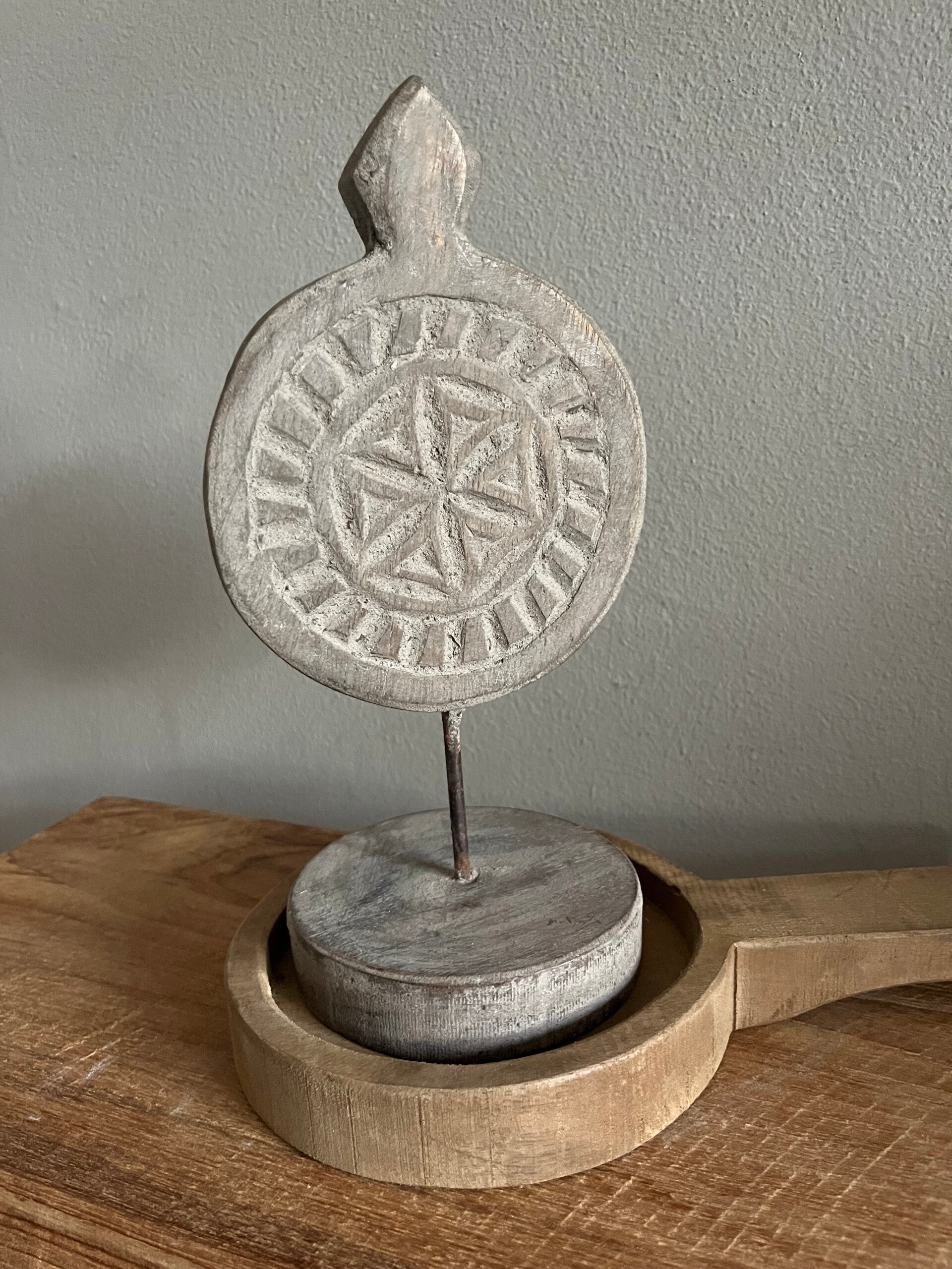 Houten ornament vergrijst