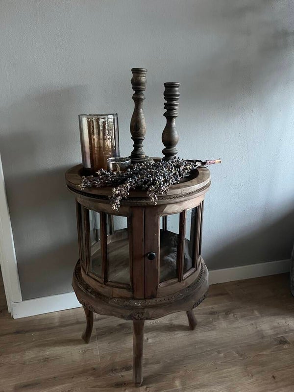 Thee kastje/ vitrinekastje