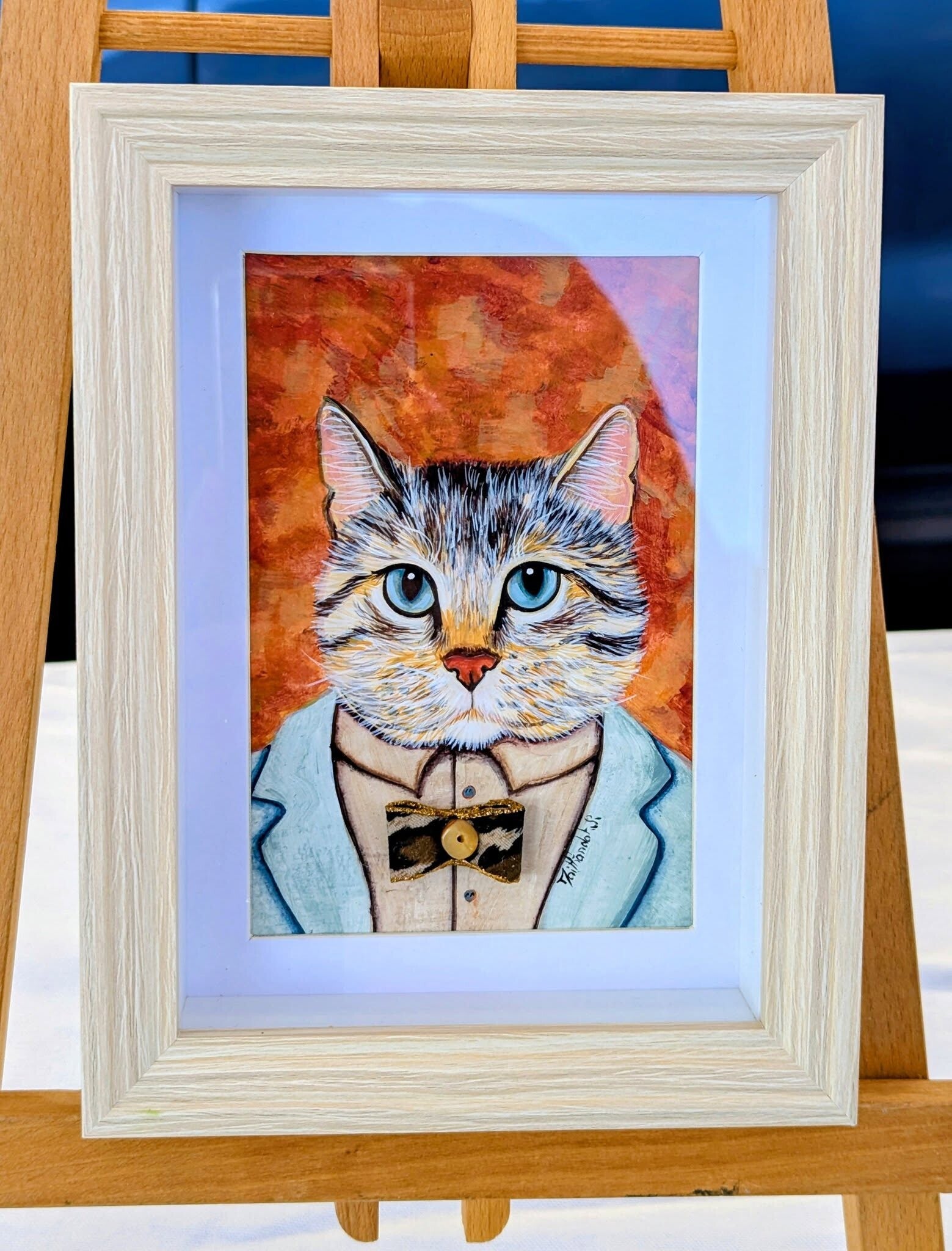 Chat aux yeux bleu-gris.