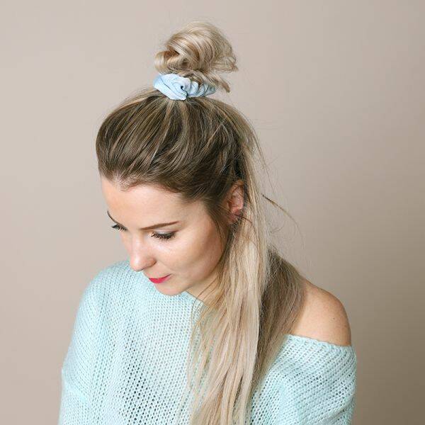 Scrunchie satin lichtblauw