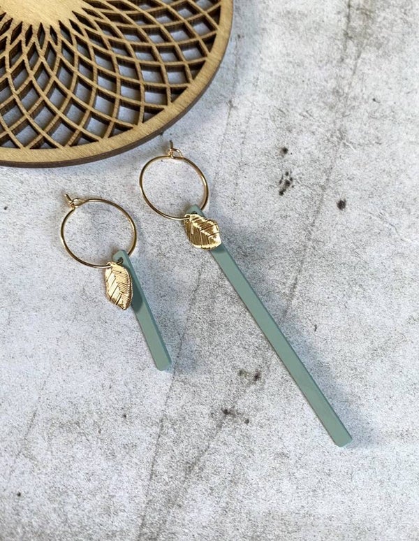 Hoops Amina zeegroen - goud asymmetrisch