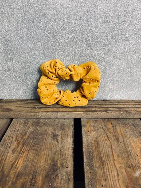 Hairjewelz scrunchie original Broderie geel