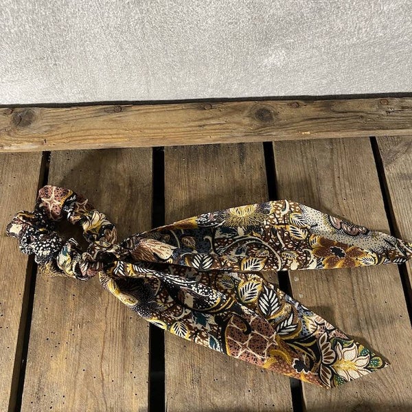 Hairjewelz scrunchie met lint Retro Flower blauw