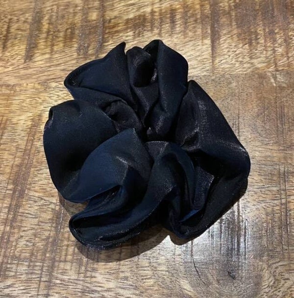 Scrunchie satin shine zwart