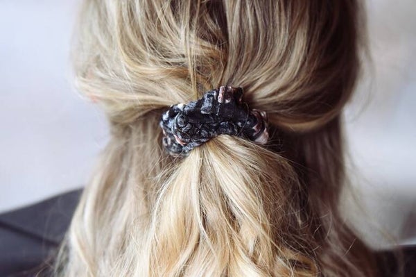 Hairjewelz scrunchie original Floral Rib grijs/zwart