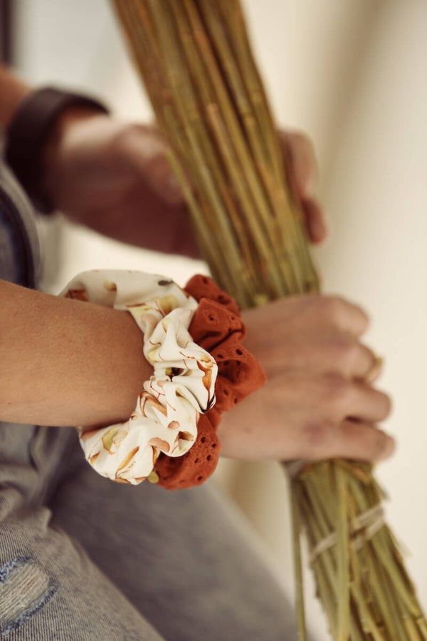 Hairjewelz scrunchie original Romantic Flower cognac