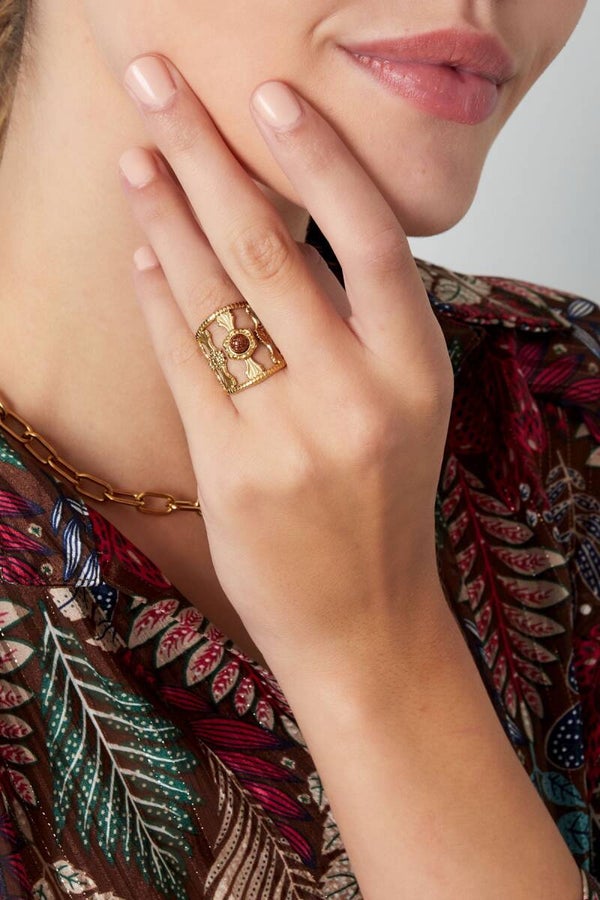 Sierlijke ring met natuursteentje donkerrood