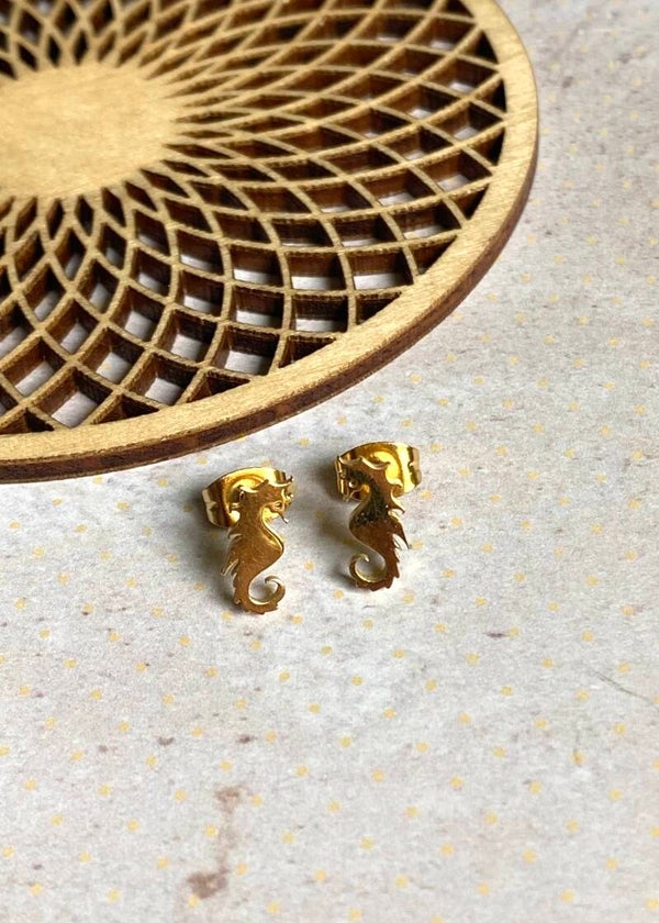 Studs serene seahorse goud