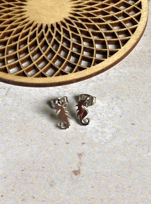 Studs serene seahorse zilver