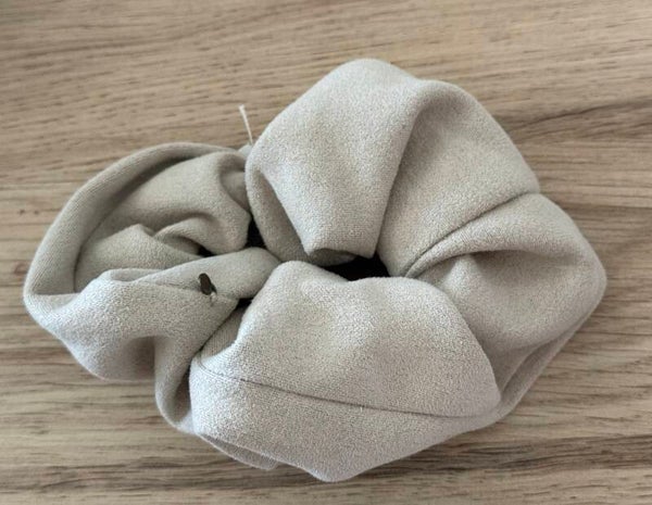 Hairjewelz scrunchie maxi Suede Luxe ecru