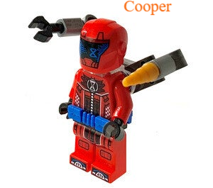 Lego Cooper minifiguur met robot armen.