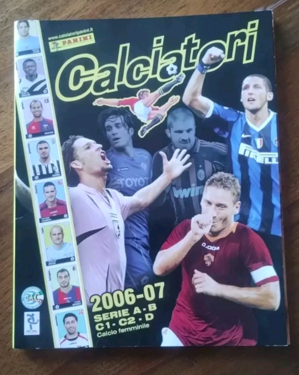 ALBUM FIGURINE   CALCIATORI    PANINI   2006 - 2007   VUOTO   OTTIMO, PARI AL NUOVO, SENZA LE SEI FIGURINE, CON CEDOLE, UNA INTERA E UNA TAGLIATA
