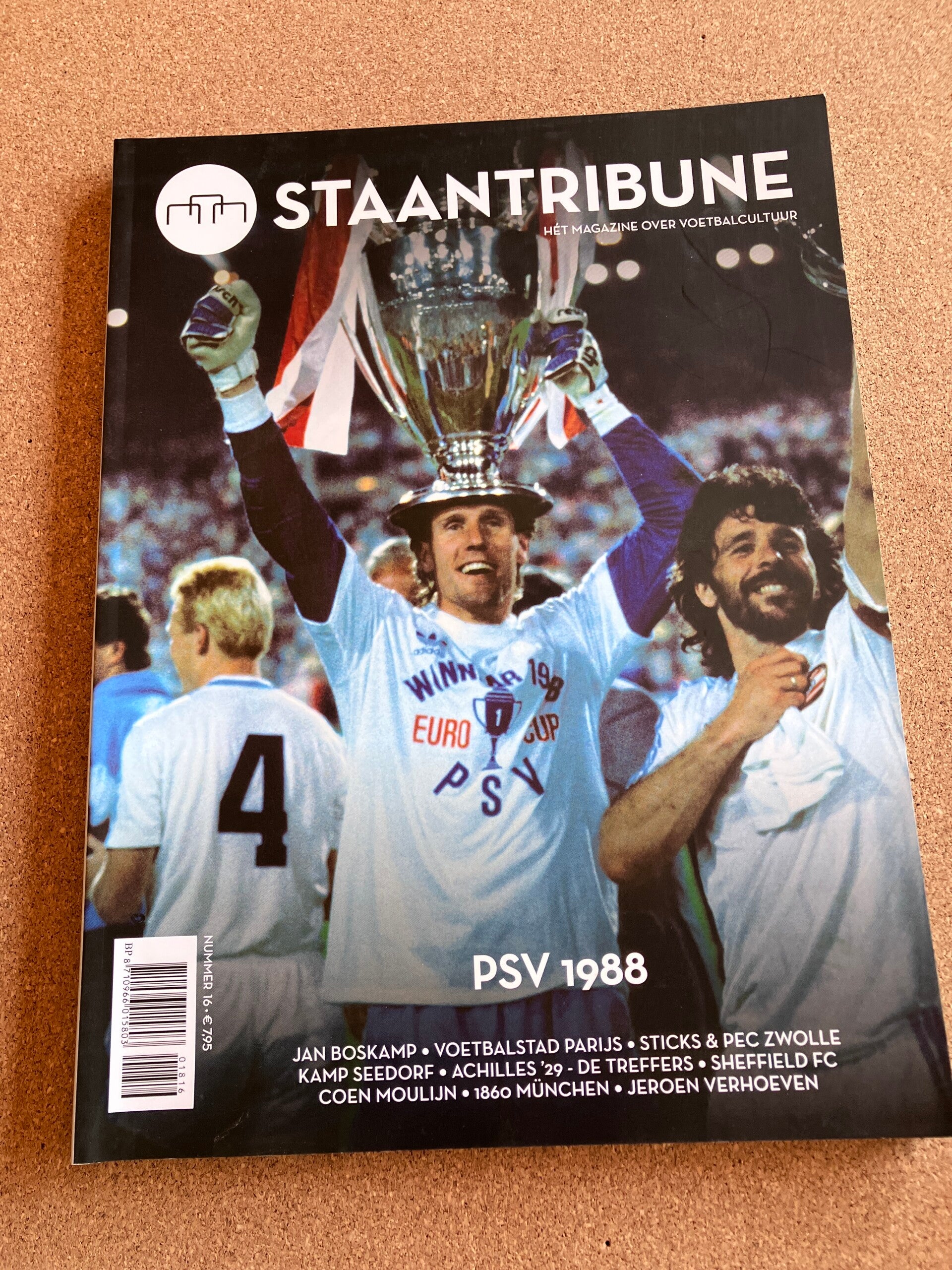 Staantribune 16