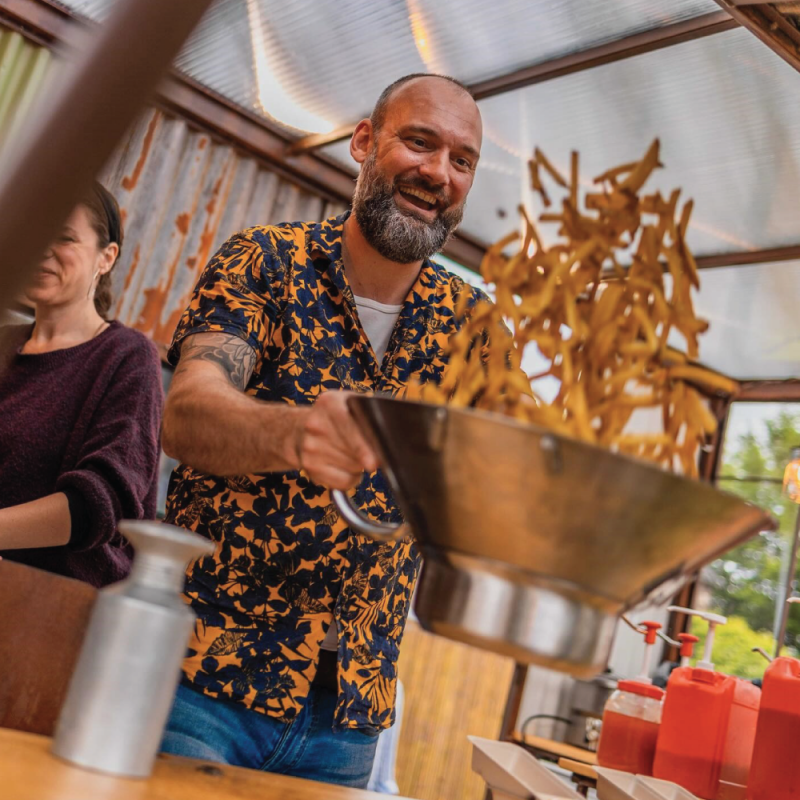 man-gooit-friet-omhoog-zouten