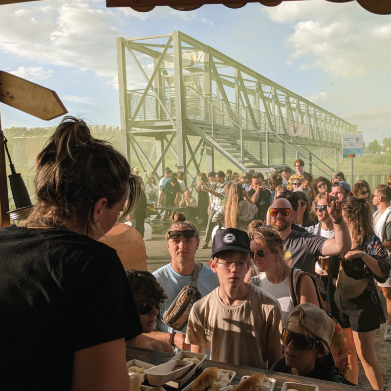 dance-event-rij-mensen-dansen-friet-eten-balie-foodtruck