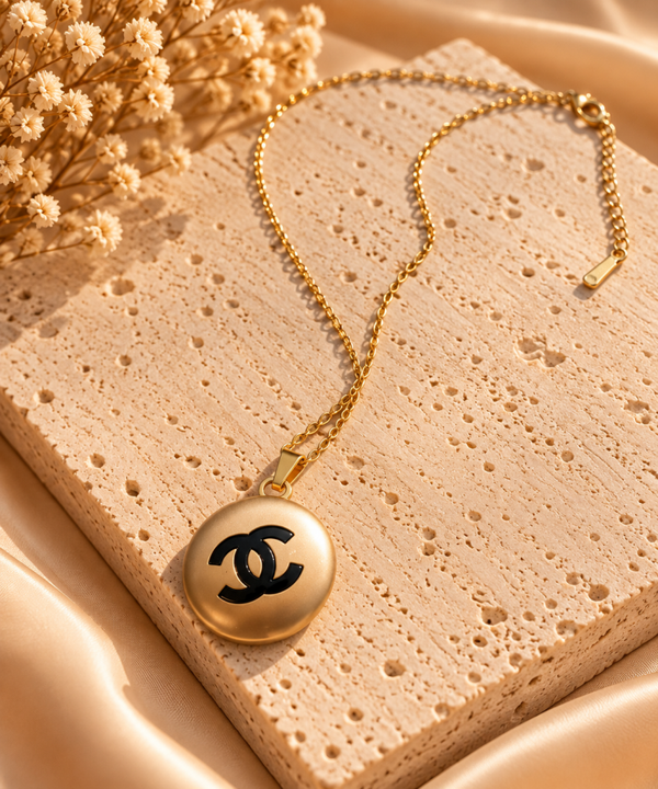 XXL button Chanel