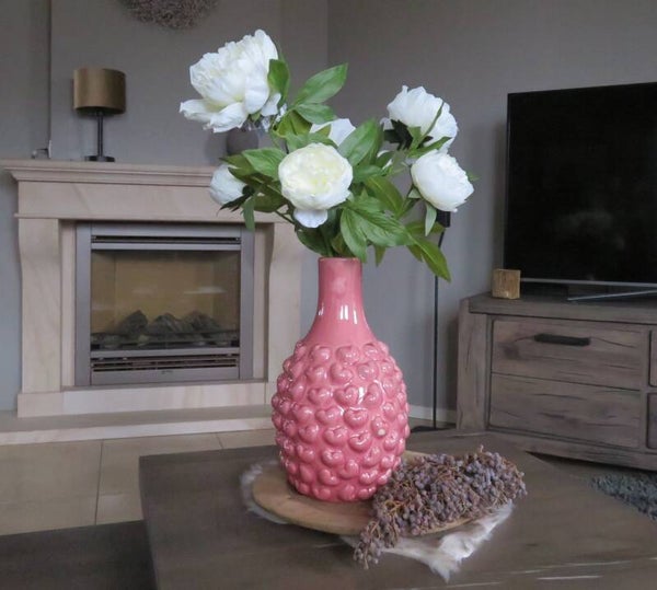 Roze hartjes vaas met witte pioenrozen