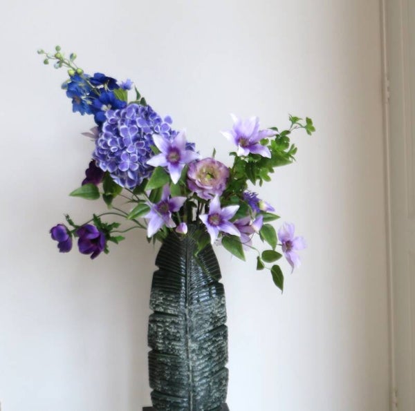 Paars boeket incl palmbladvaas – stijlvol bloemstuk voor elk interieur