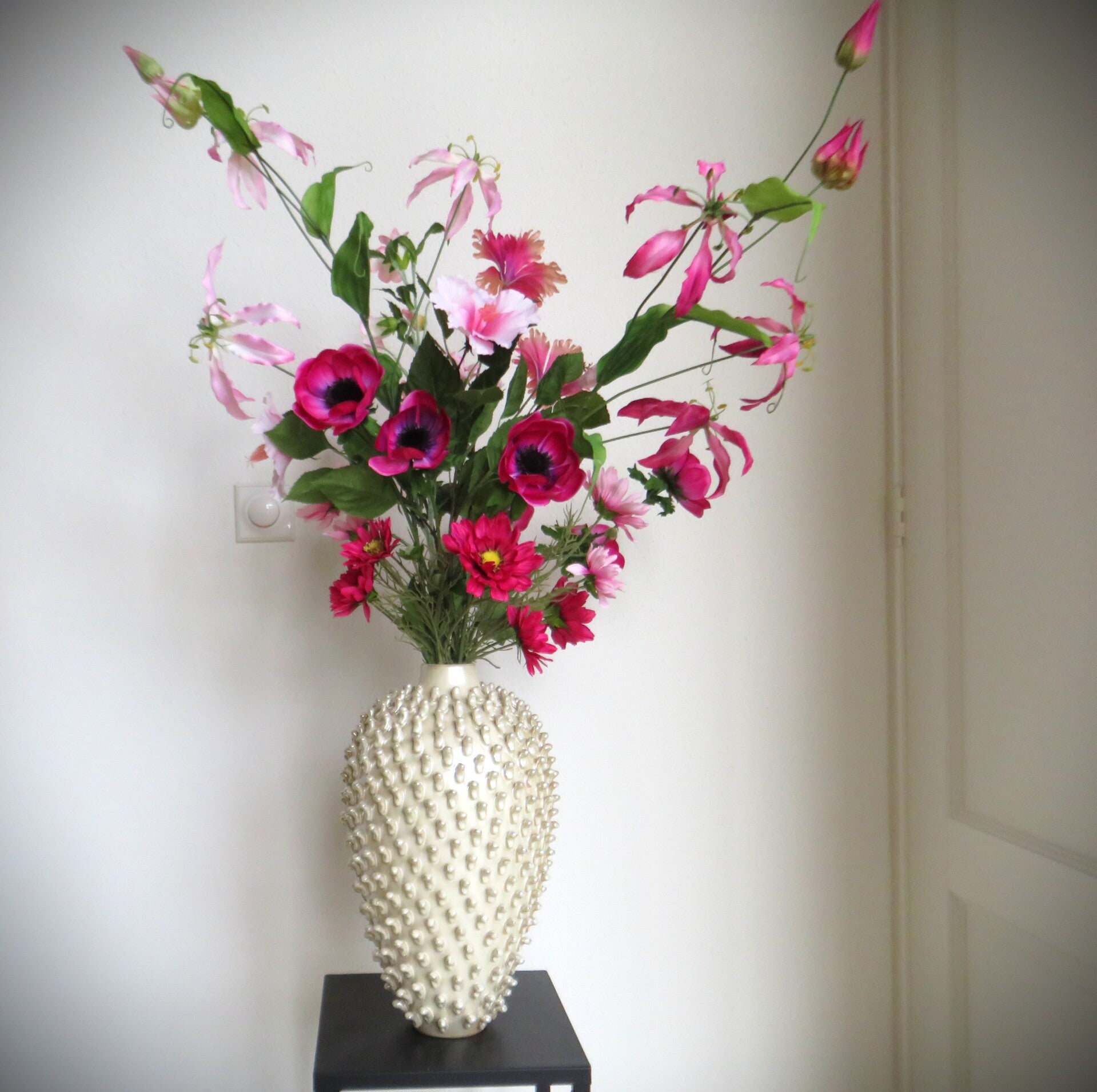 Elegante vaas met kleurrijk zijdebloemboeket – compleet opgemaakt