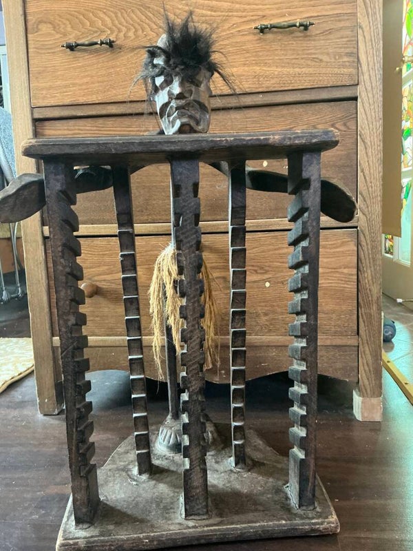 Sculpture en bois range CD Africain