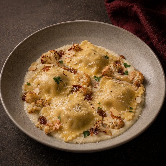 Ravioli Tartufo met bloemkool en amandel, bordopmaak