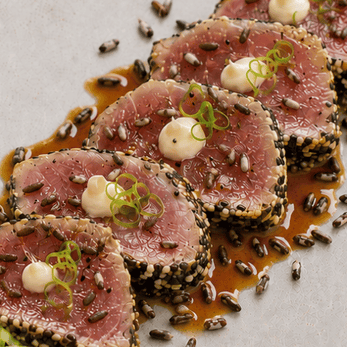 Tonijn tataki met gepofte zwarte rijst