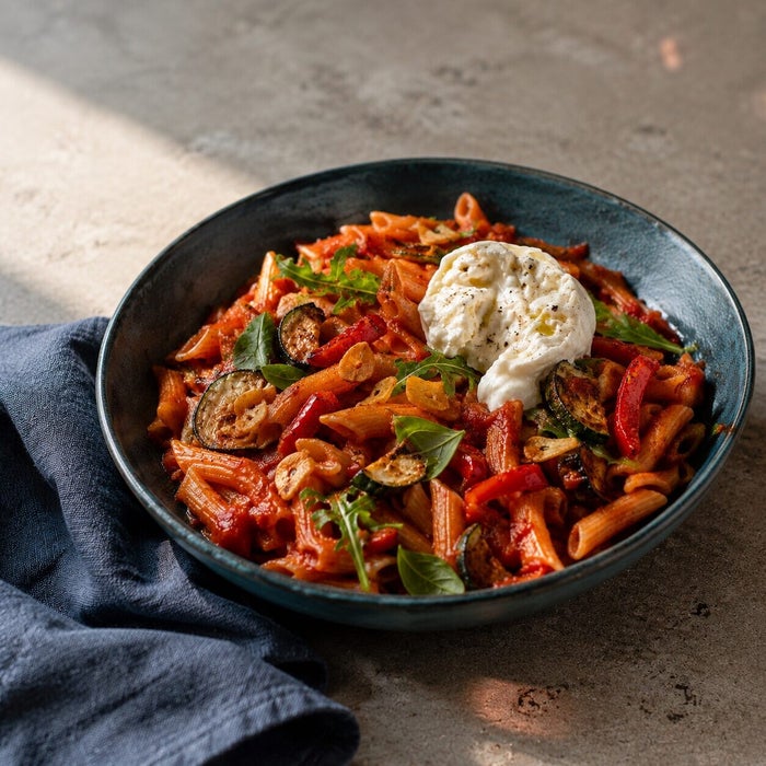 Penne Arrabbiata met burrata, bordopmaak