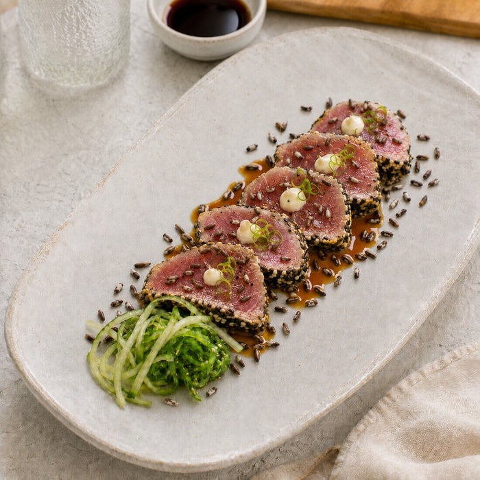 Tonijn tataki met gepofte zwarte rijst, bordopmaak