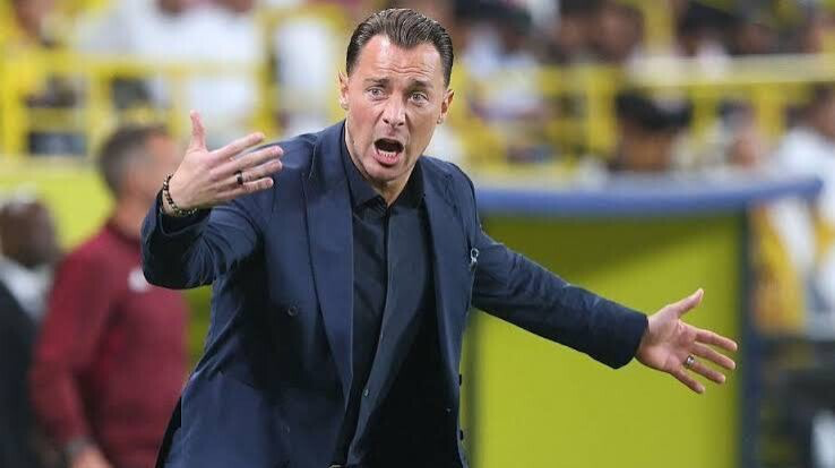 Matthias Jaissle on the touchline coaching.