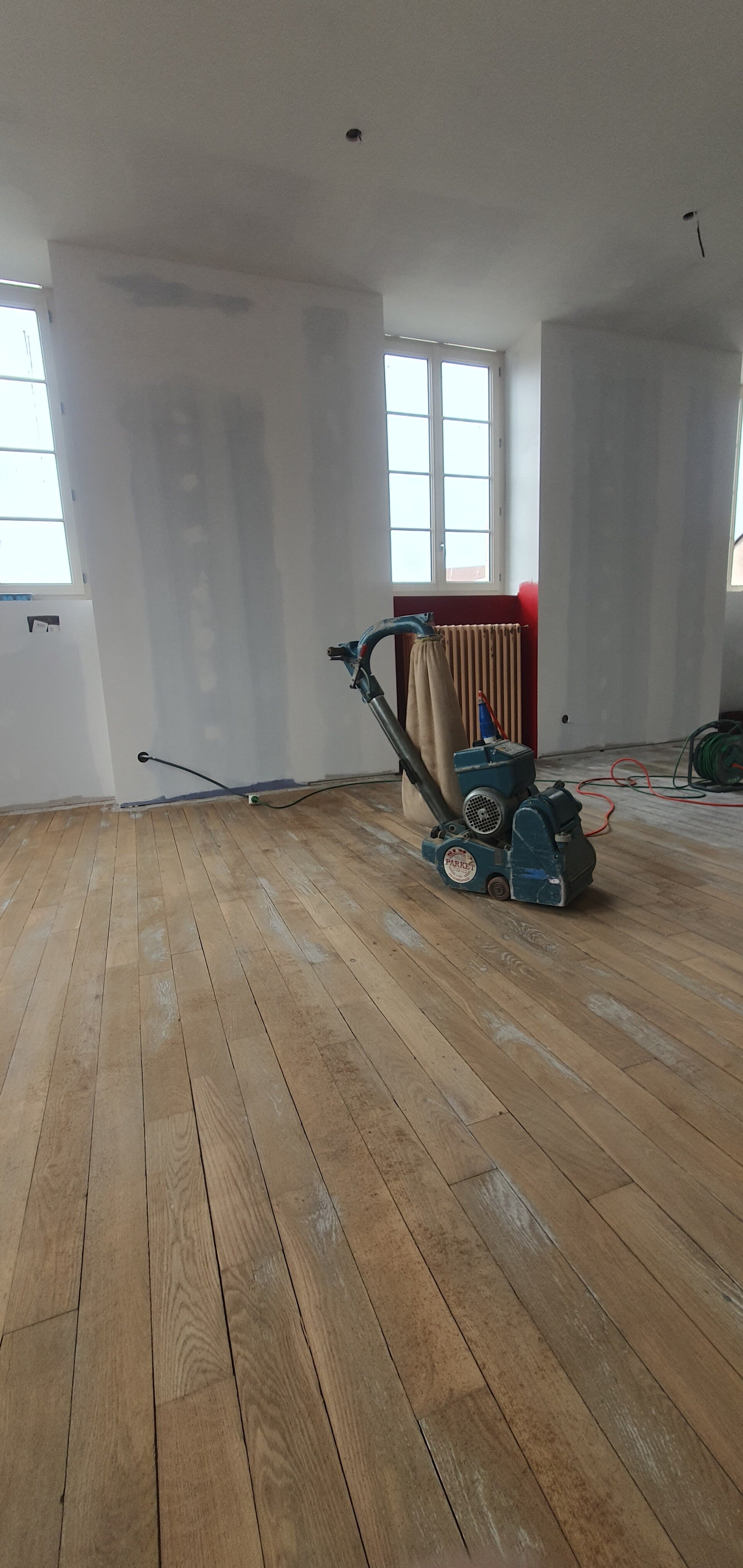 Ponçage d'un parquet à Alligny