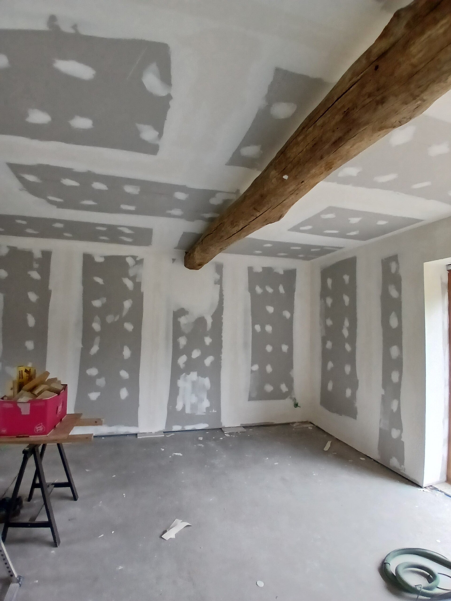 Cloison en plaques de plâtre avec bandes à joints, chantier à Saulieu