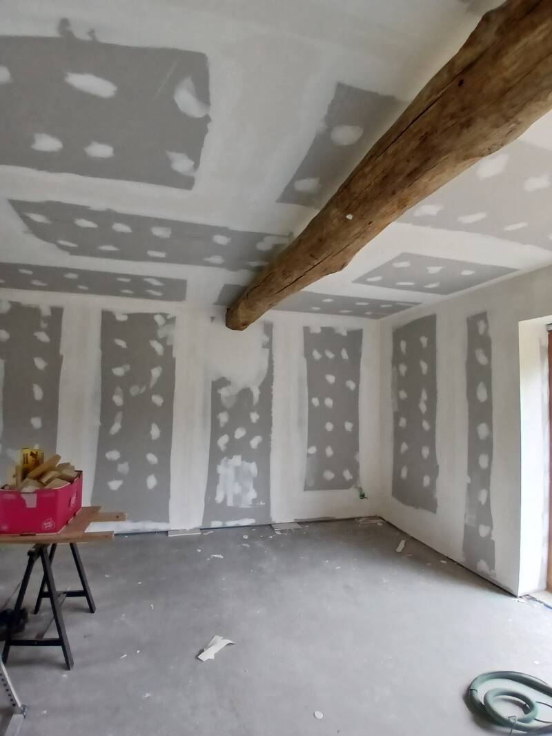Cloison en plaques de plâtre avec bandes à joints, chantier à Saulieu
