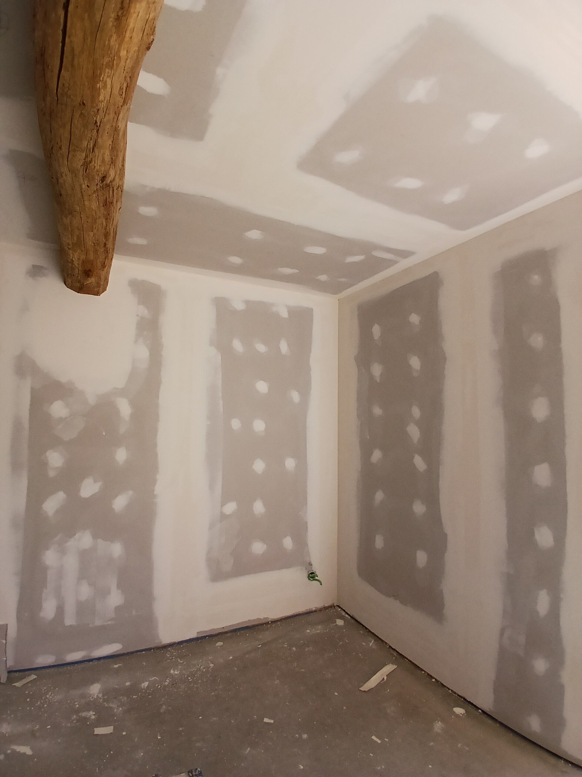 Cloison en plaques de plâtre avec bandes à joints, chantier à Montsauche