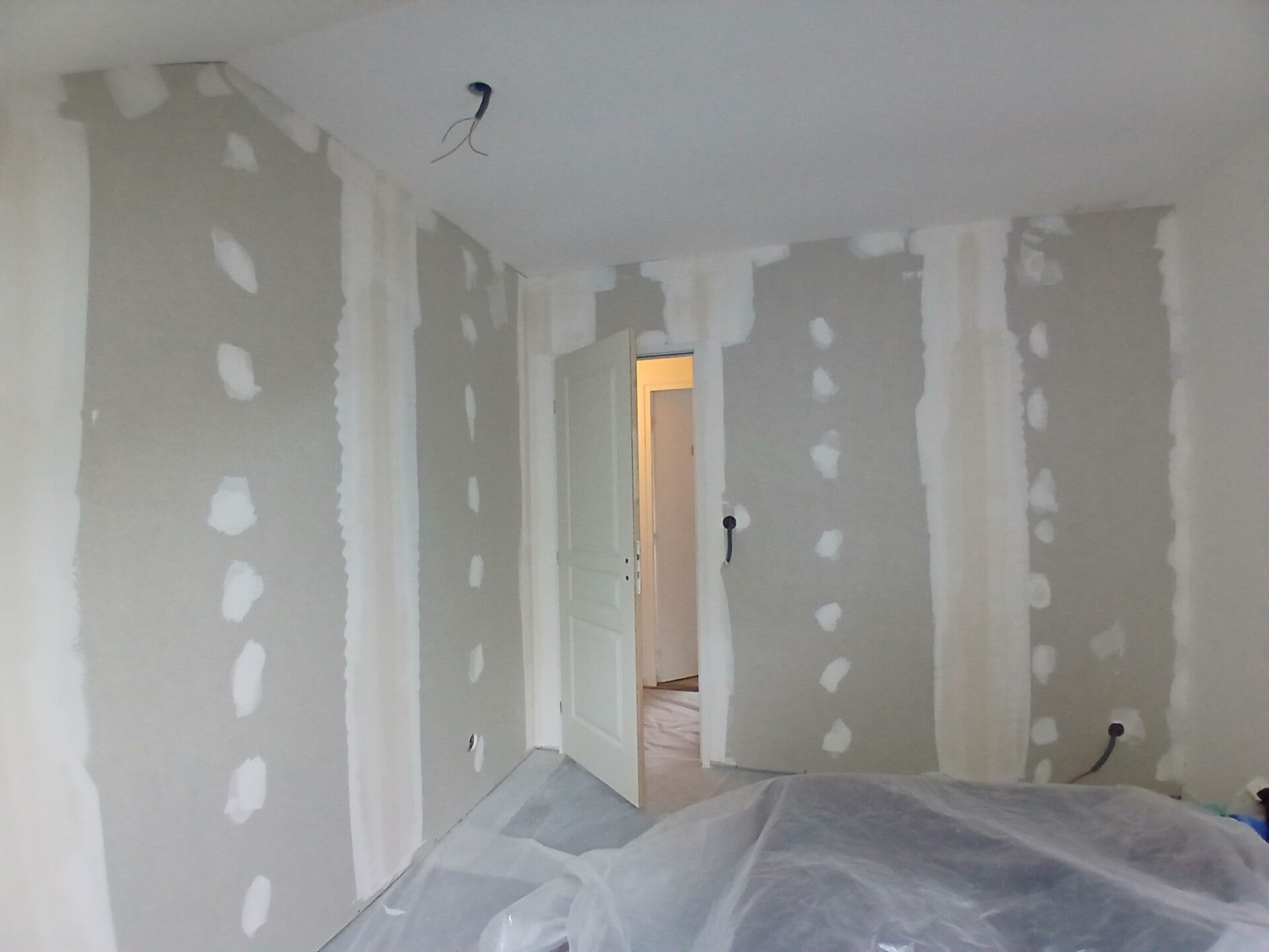 Cloison en plaques de plâtre avec bandes à joints, chantier à Alligny