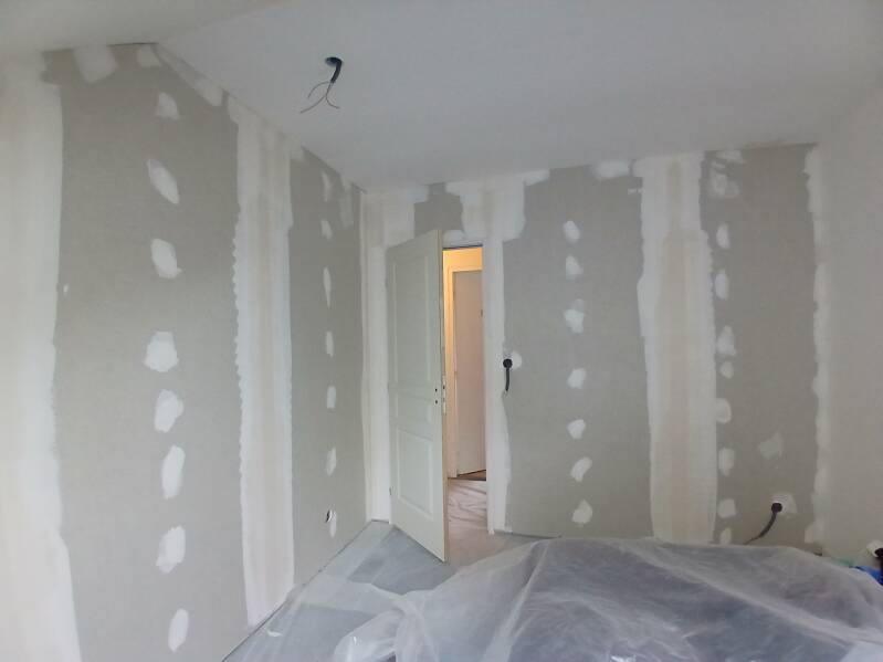 Cloison en plaques de plâtre avec bandes à joints, chantier à Alligny