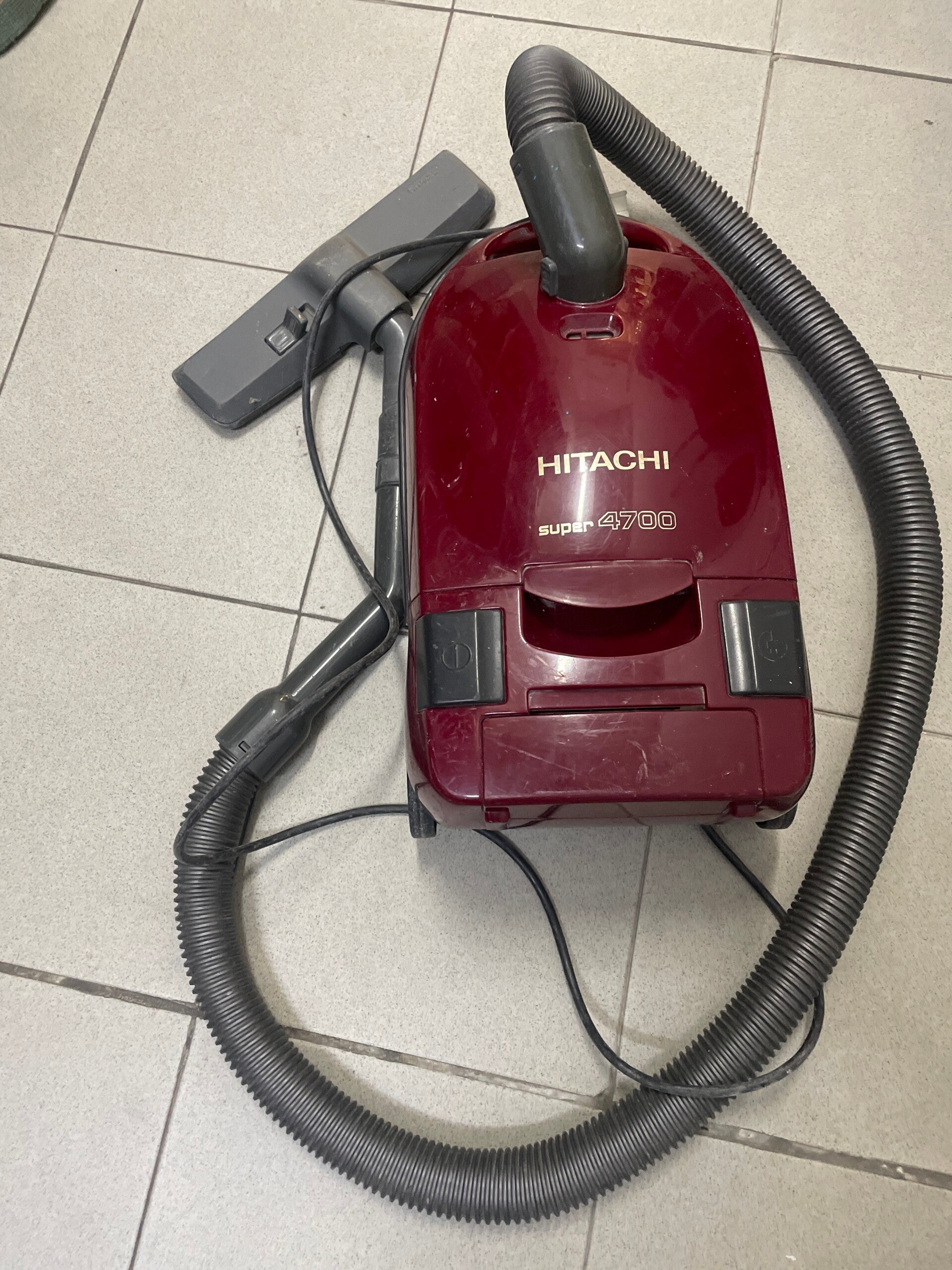 Hitachi Super 4700 Vacuum - Electric