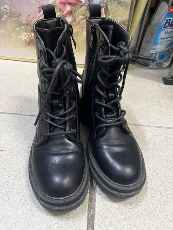 Girls Boots - Size 32