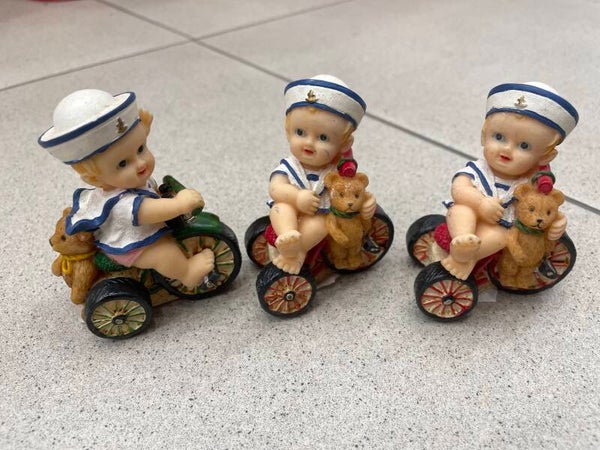 Vintage decorative resin- Figurines***