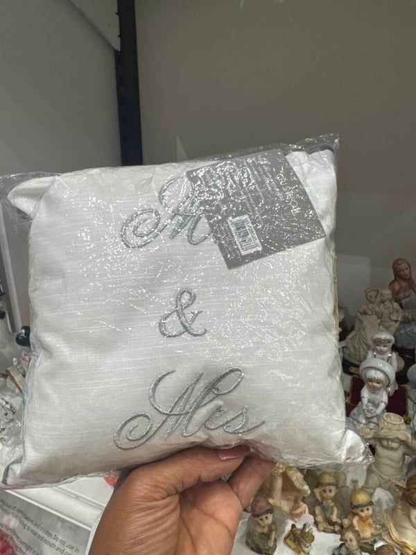 Mr & Mrs small cushion- Supplies ***