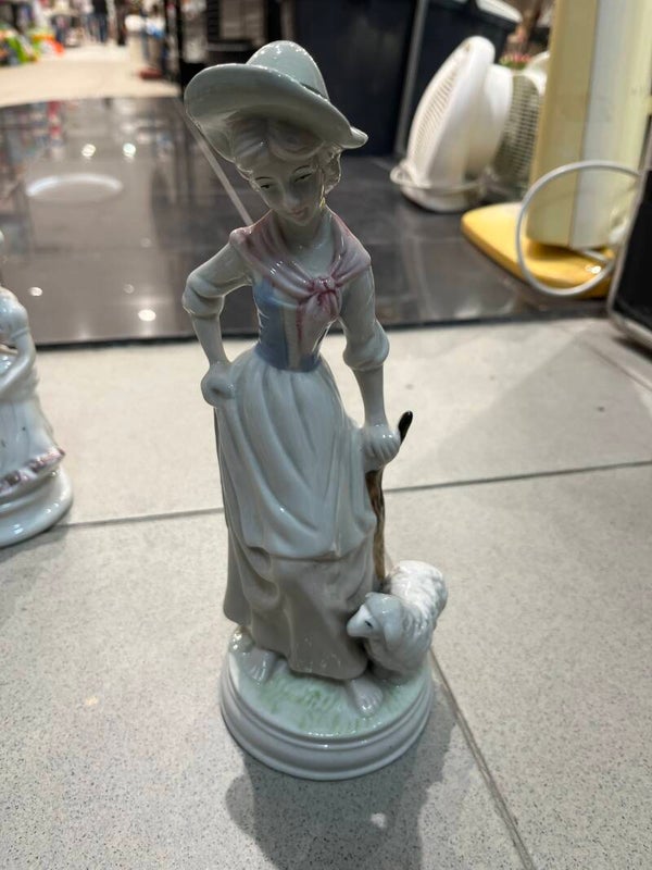 Porcelain Figurine -Decor ***