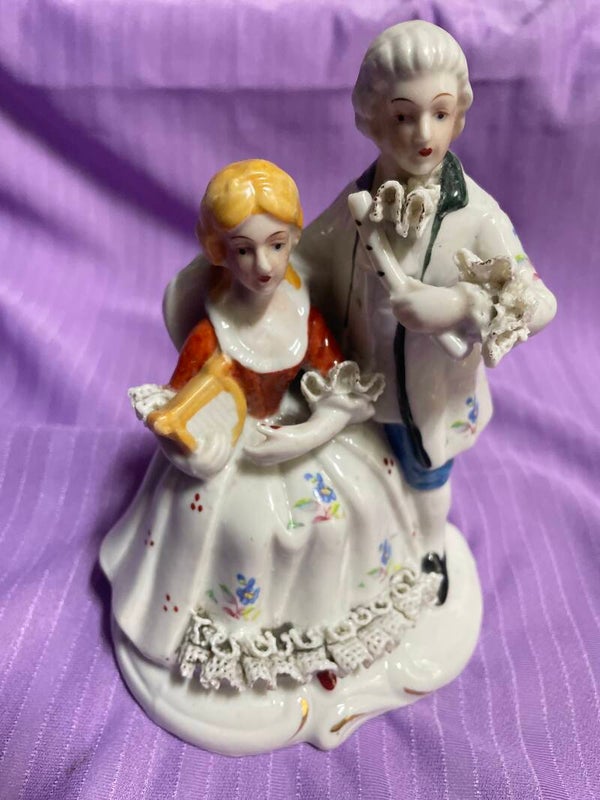 Porcelain Classic Couple - Figurines