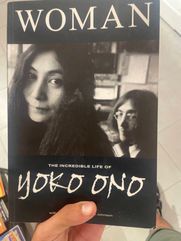 The incredible Life of Yoko Ono - Books*