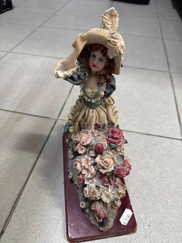 Victorian Lady With Wheelbarrow - Figurines
