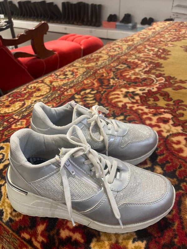 Women Shoe - Size 39 ****