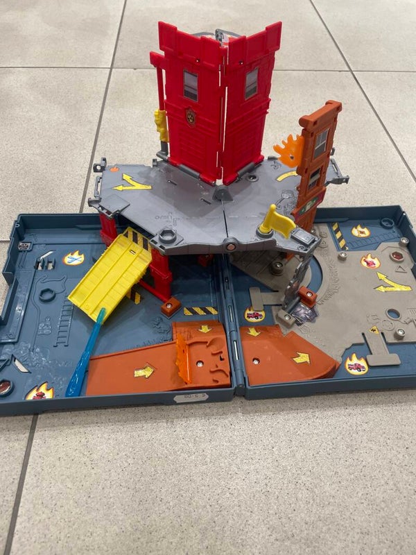 Matchbox Fire Station Pop Up Adventure Set - toys*