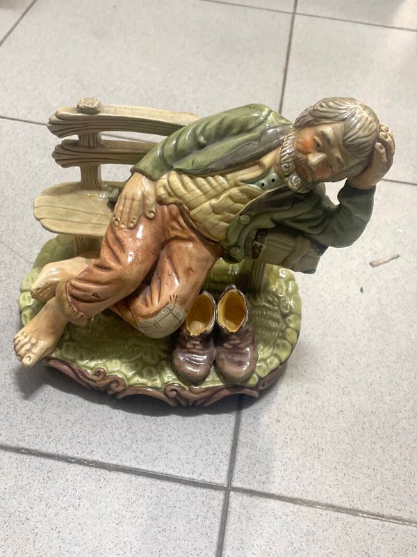 Tramp on a Bench - Decor