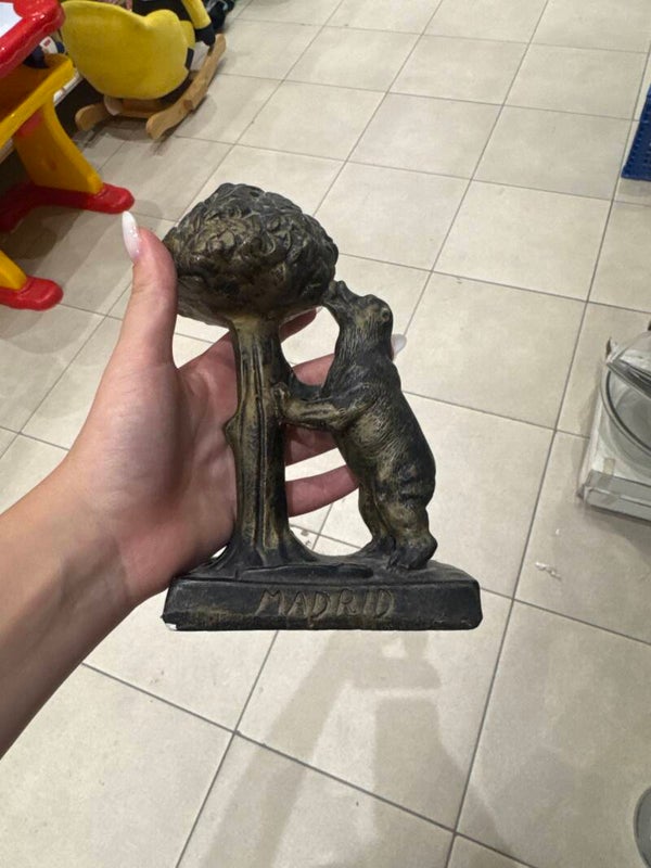 Statue of El Oso y el Madroño Souvenir- decoration ***